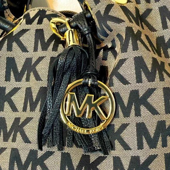 Michael Kors Black & Beige Signature Logo Medium East West Ring Tote Bag - Picture 7 of 10
